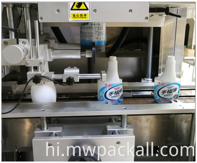 हाई स्पीड ऑटो ड्रिंक वॉटर सिकुड़ स्लीव प्लास्टिक कप लेबलिंग मशीन सिकुड़ने वाली स्लीव लेबल मशीन के लिए